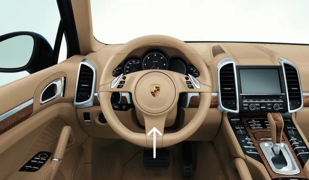 Porsche cayenne 958 interior view arrow pointing to steering wheel